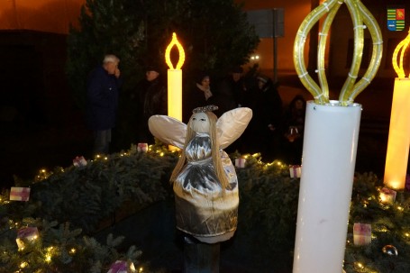 Már a második gyertya lángja is világít a város adventi koszorúján