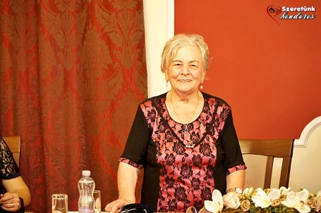 Díszoklevél emlékezteti Mravikné Erzsike nénit a több évtizedes elhivatott pedagógusi pályájára 