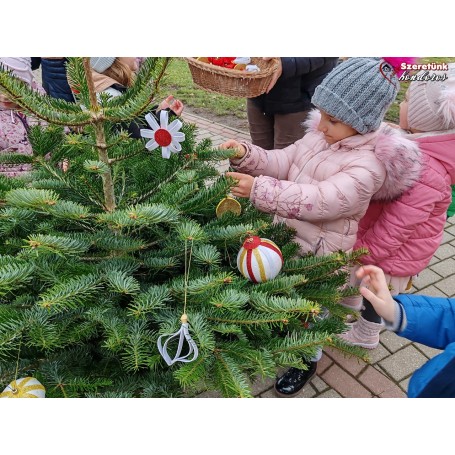 Apró kezek díszítették a fenyőfákat