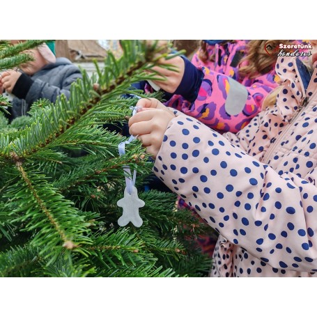 Apró kezek díszítették a fenyőfákat