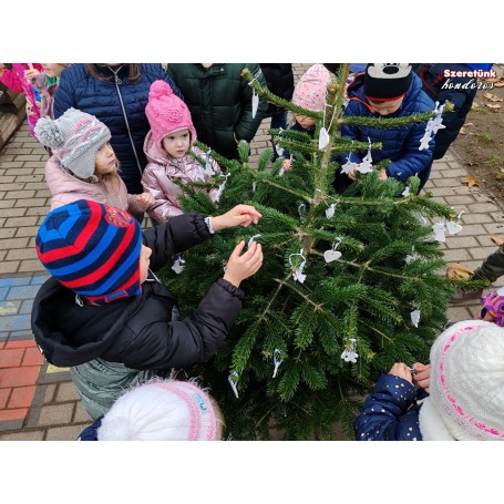 Apró kezek díszítették a fenyőfákat