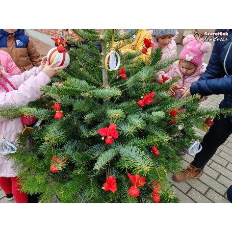 Apró kezek díszítették a fenyőfákat