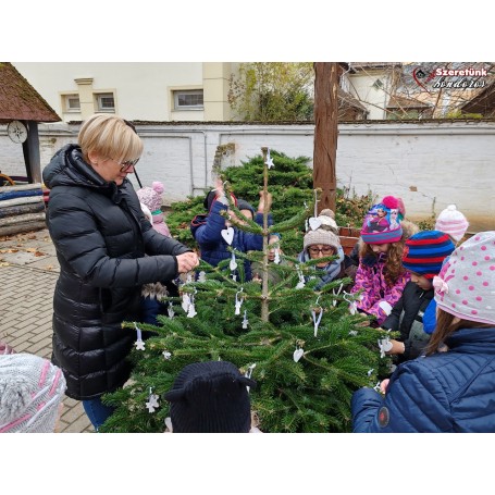 Apró kezek díszítették a fenyőfákat