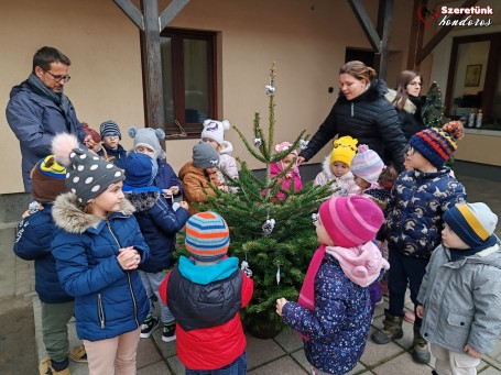 Apró kezek díszítették a fenyőfákat