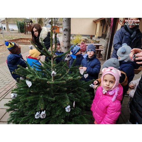 Apró kezek díszítették a fenyőfákat