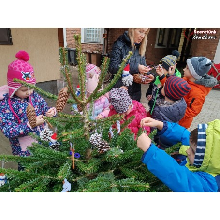 Apró kezek díszítették a fenyőfákat