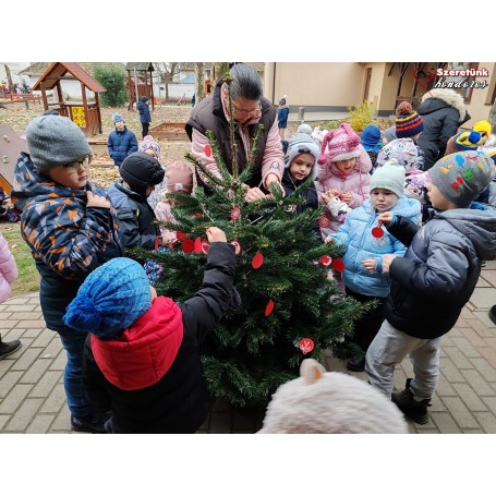 Apró kezek díszítették a fenyőfákat