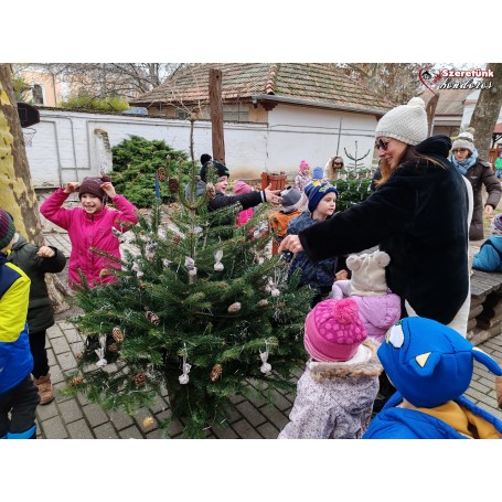 Apró kezek díszítették a fenyőfákat