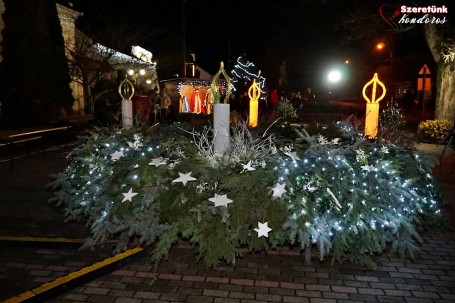 Felragyogott a remény gyertyája a város adventi koszorúján